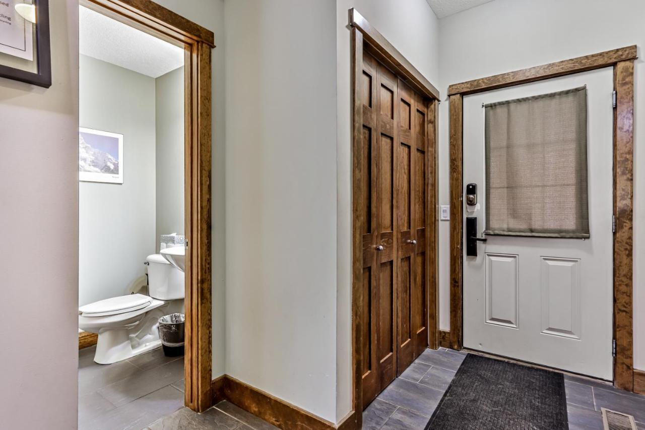 Spacious Mountain 2 Bedroom With Hot Tub Managed By Little Sister Getaways * Canmore